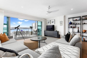 Light and spacious w incredible harbour views